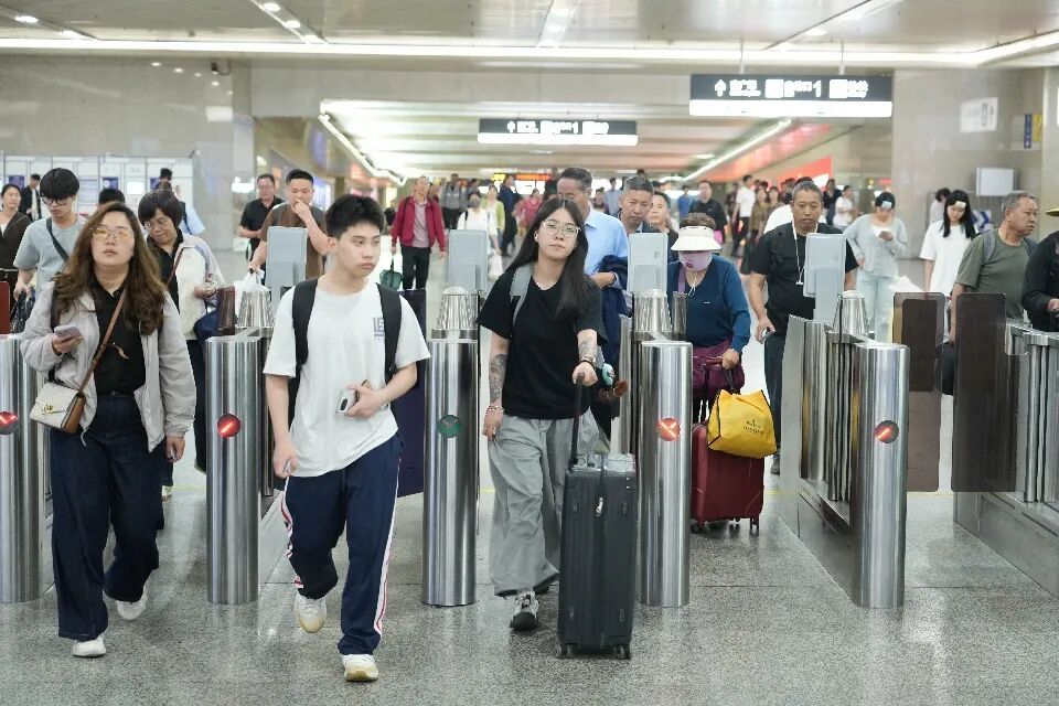 国庆长假最后一日 福州车站迎来出发返程双向客流高峰
