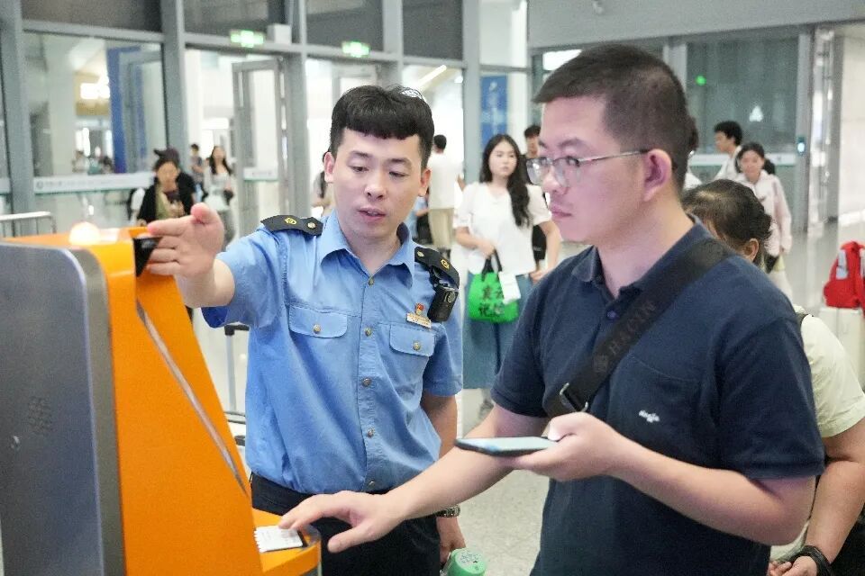 国庆长假最后一日 福州车站迎来出发返程双向客流高峰
