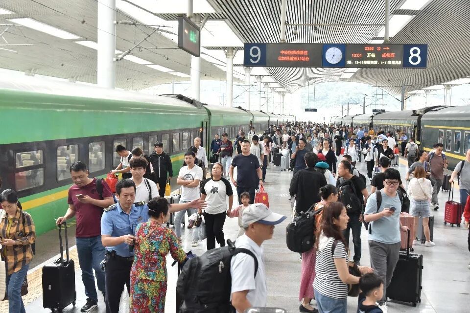 国庆长假最后一日 福州车站迎来出发返程双向客流高峰