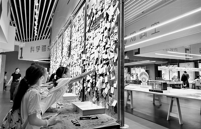 青少年在上海科技馆&ldquo;从零到无穷 科技馆展品诞生记&rdquo;展厅内设置的展品许愿墙前张贴自己写下的愿望。新华社发