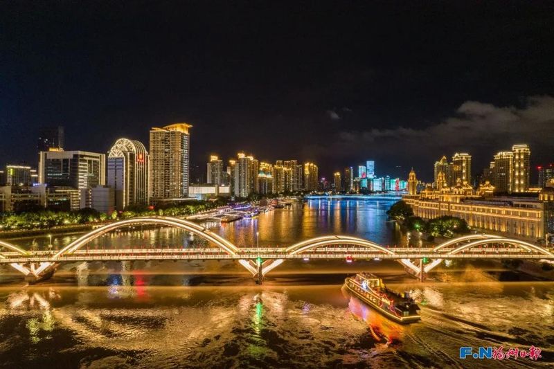 “闽江夜游”成为游客热门体验项目。记者 郑帅 摄