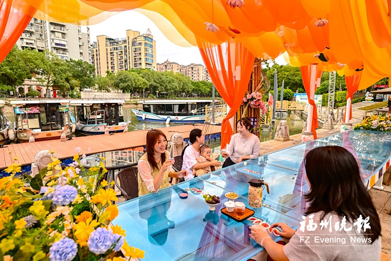 龙舟茶馆成为游客打卡的新场景。记者 陈暖 摄