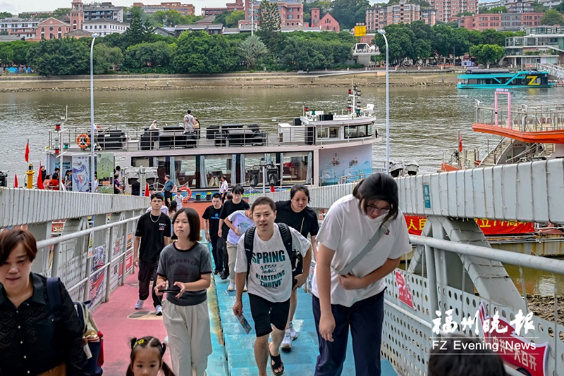 众多游客乘坐闽江对渡游船过江。记者 陈暖 摄