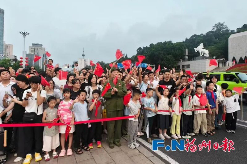 拂晓未至，广场上已汇聚起大量市民和游客，大家手持国旗，或携家带口，或结伴而来。