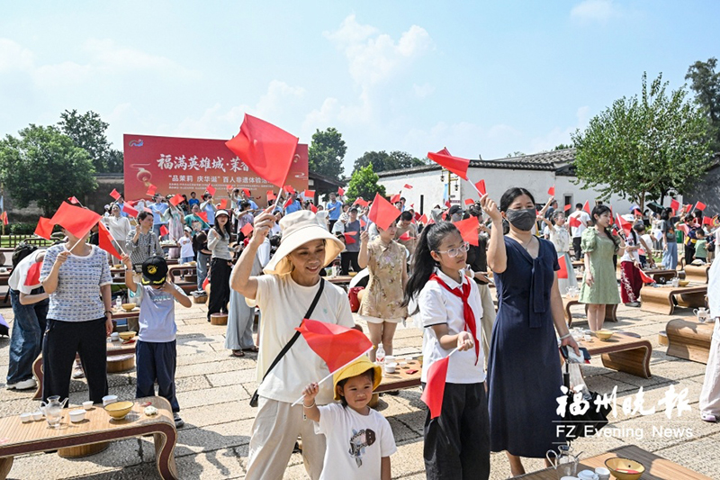 在梁厝特色历史文化街区，百组亲子家庭齐声合唱《今天是你的生日，中国》。