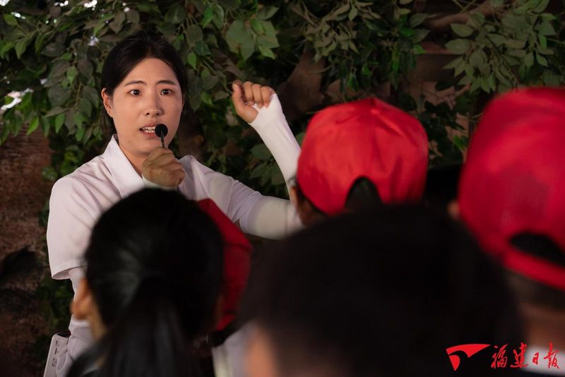 9月30日，参观结束前，谢小芬在陈列馆里为学生们讲起肖子龙烈士的事迹，双眼包含深情。
