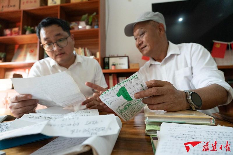 9月30日，钟鸣（右）和儿子钟振华在商量课程内容如何改进。钟鸣早年下乡采访记录很多内容就是写在村民家的日历和随身的小本子上。