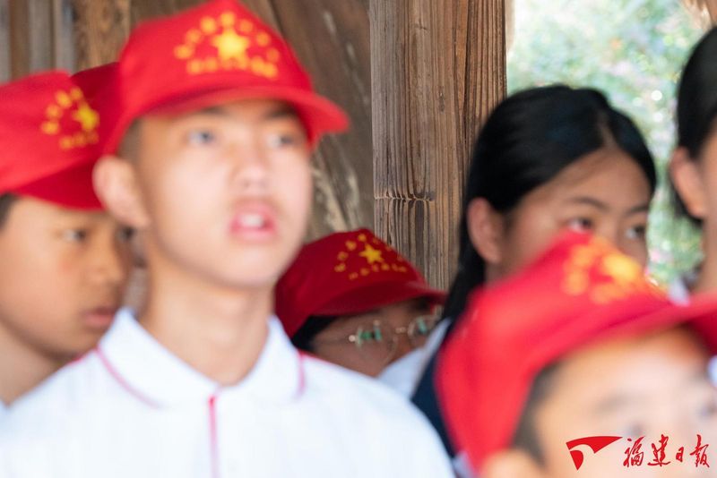 9月29日，来参观的学生集中在红军桥上，初中的学生身高大都超过了桥柱上的“生命等高线”也就是参加红军身高标准线，一代人的牺牲换来了后世的幸福生活。