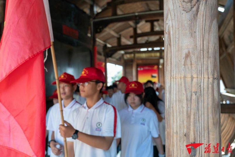 9月29日，一群学生来到中复村参观，红军桥上的“生命等高线”依旧清晰。
