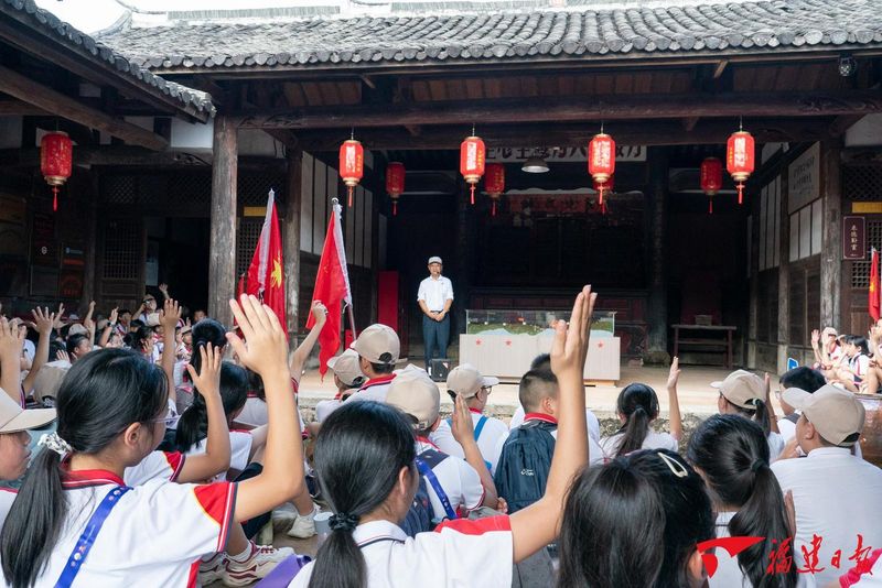 9月29日，在中复村观寿公祠，钟鸣为学生上课，提问环节，孩子们纷纷举起小手。