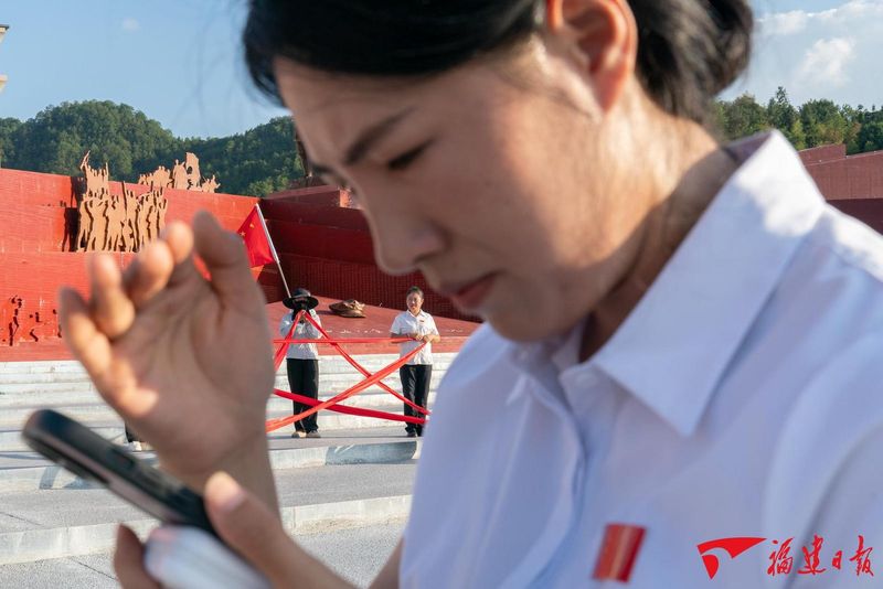 9月29日，谢小芬在查看拍摄效果，当天她和同事们在拍摄迎国庆视频。