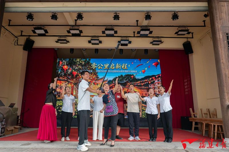 9月30日，钟椿源组织村民在准备国庆晚会，红色资源的保护、绿色资源的开发，以及村民文化的多样发展都是新一代中复村村民要继续努力的。