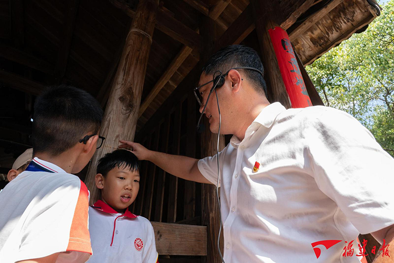 9月30日，钟振华在红军桥为孩子们上课，讲述百姓踊跃参加红军的历史时，孩子们纷纷来到“生命等高线”前量身高。