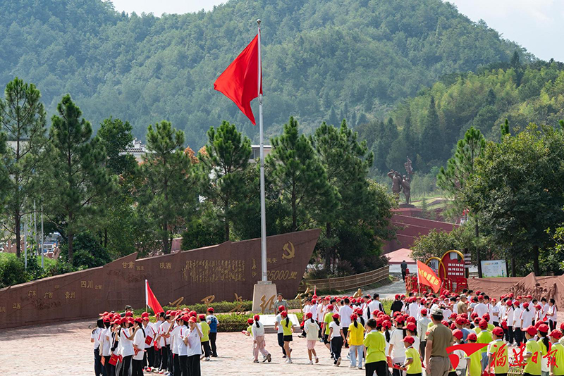9月29日，前来参观的学生在中复村红军广场上集合。