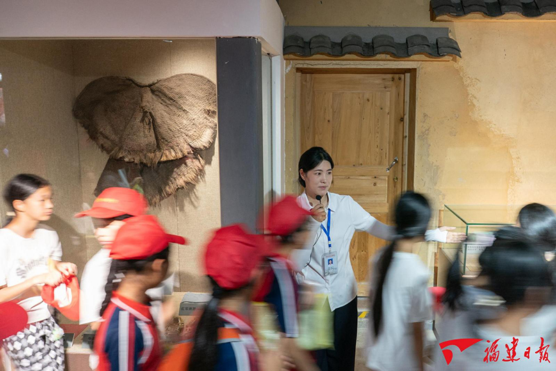 9月30日，为学生们讲解的谢小芬，随着讲解次数的增加，她越来越理解叔公当年为什么要一遍遍为他们讲述红军的故事。