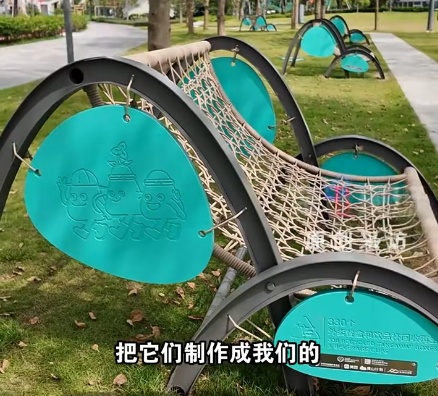 深圳公园的椅子竟然是外卖盒做的 座椅一侧还标明多少个材料回收再生