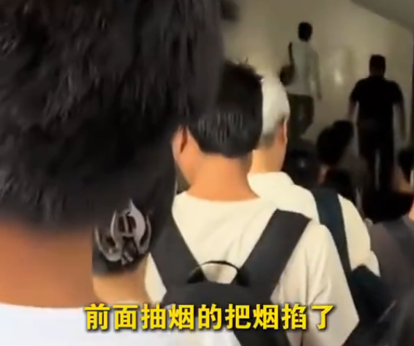 女生被迫吸二手烟怒吼抽烟的把烟掐了 网友直呼这一声真解气