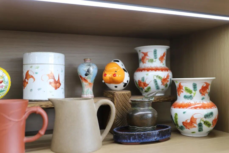 馆内集中展示了丰富多样的金鱼文创周边。记者 陈堡 摄
