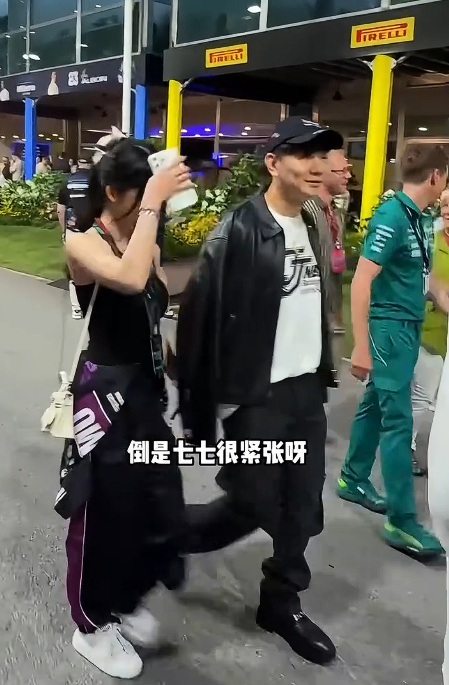 林俊杰对七七说不要害羞：与小21岁女友首次公开同框，甜蜜牵手离场