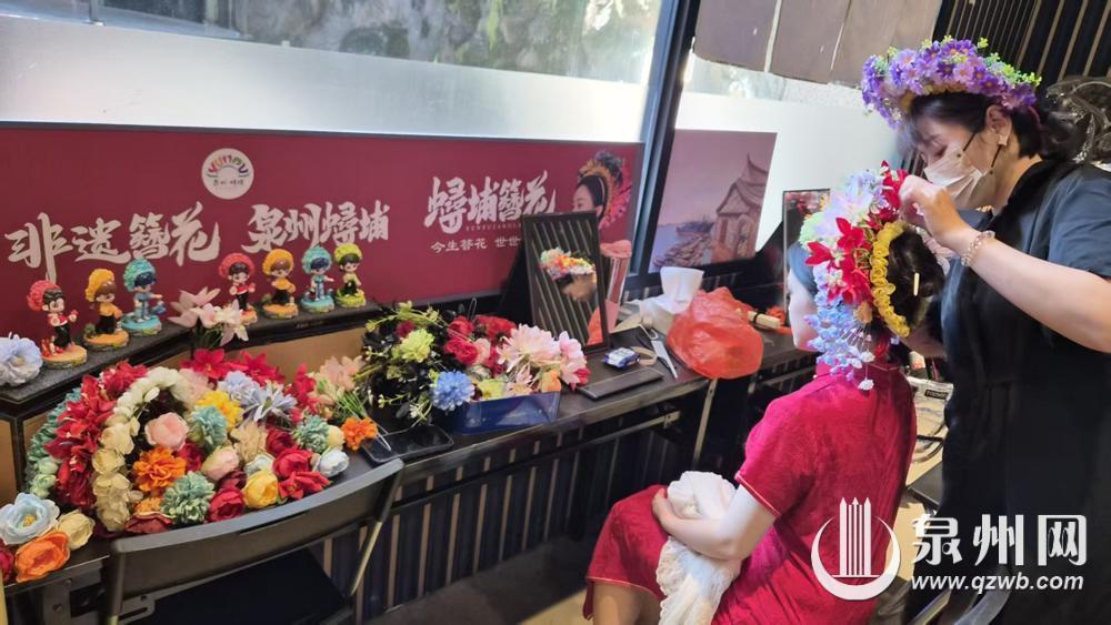 蟳埔簪花围亮相闽南语青年歌手大赛台湾赛区