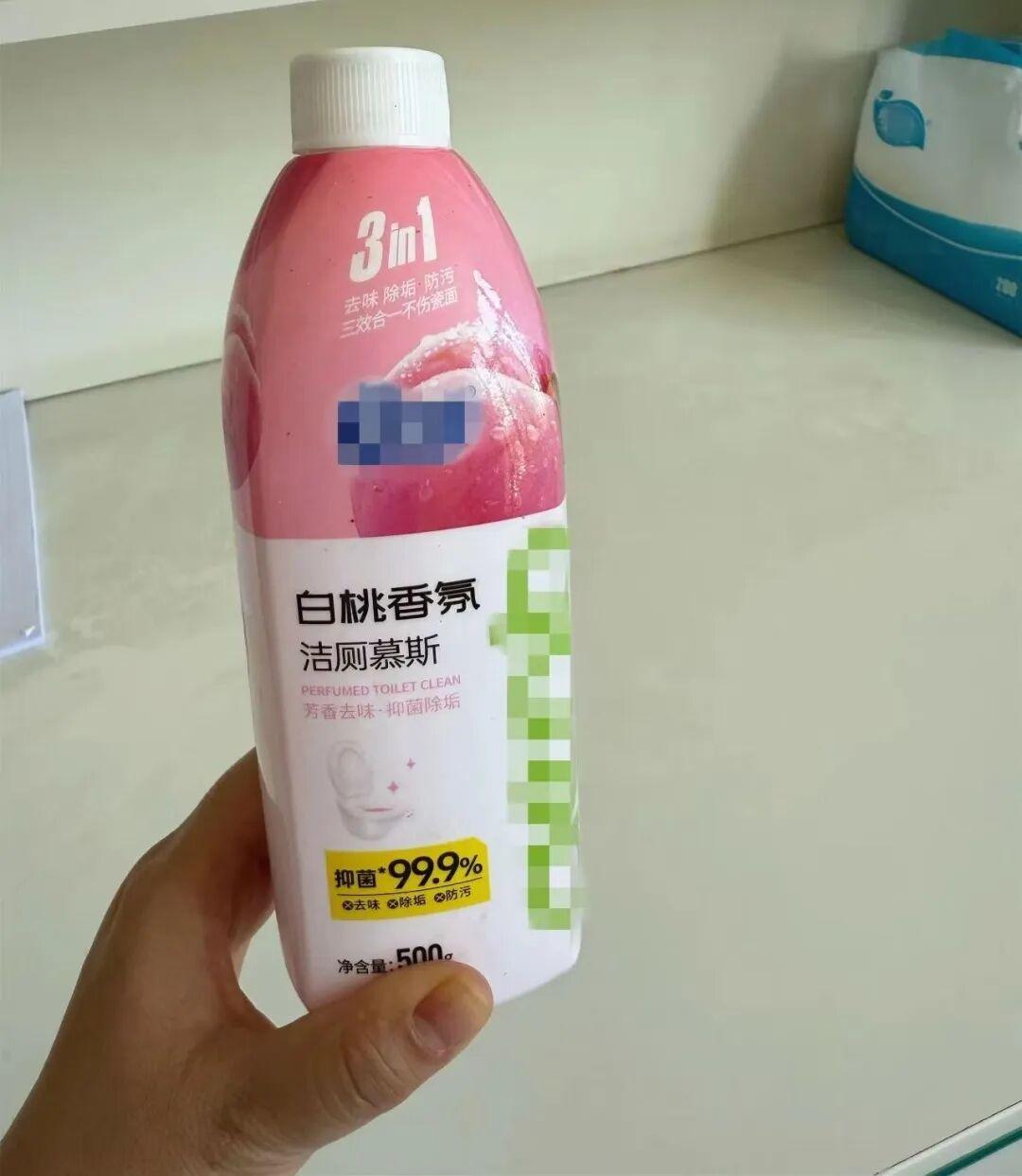 云南一老人替孙子尝“白桃饮料”后口腔食道灼烧，仔细一看竟是洁厕慕斯，被紧急送医洗胃！