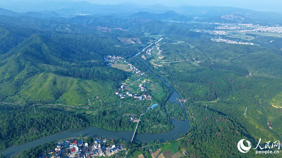 千工陂引水渠蜿蜒群山村落间，渠水润泽万顷良田，护佑沿线百姓农业生产。人民网记者 李昌乾 摄