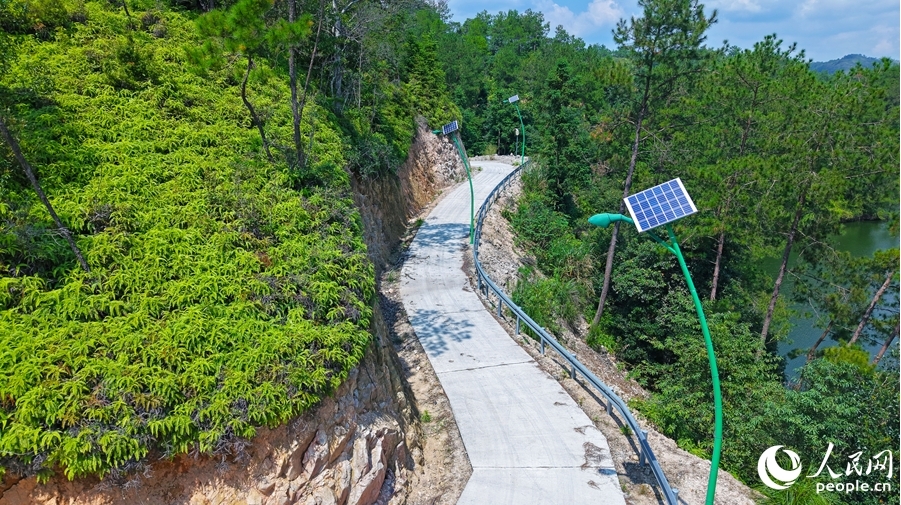 方崇能筹集资金为复兴村英雄水库道路布设87盏太阳能路灯，完善基础设施，赋能乡村文旅发展。人民网记者 李昌乾 摄