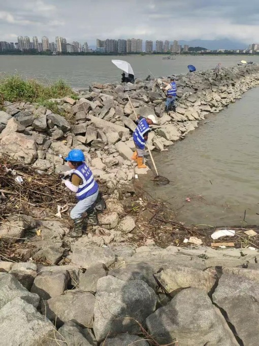 河湖管护不停歇 拾清岸滩护碧水