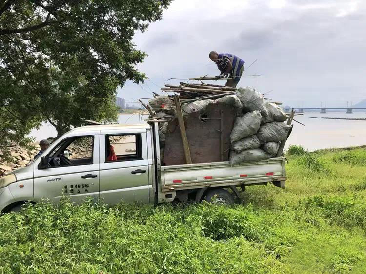 河湖管护不停歇 拾清岸滩护碧水