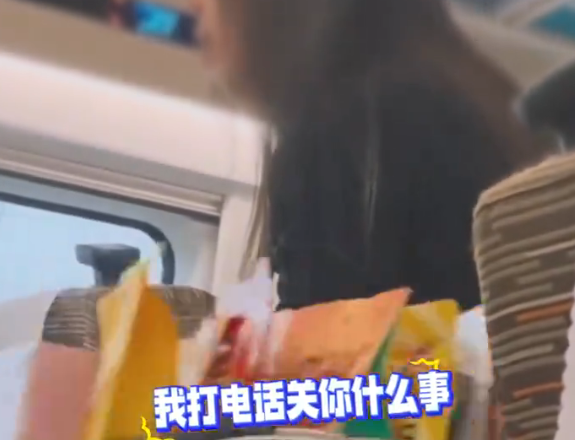 女子高铁上和男友开免提打1小时电话 前排乘客提醒反被怼