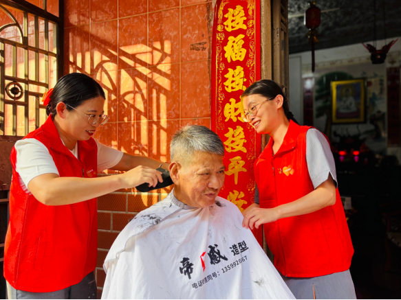 平安产险泉州中心支公司：志愿下乡送温情，“移动照相馆”定格乡村重阳笑脸