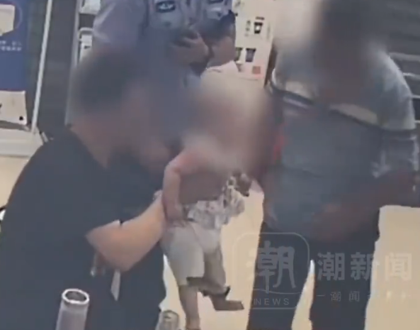 男子私奔10年为给娃落户与父亲重逢 警局里抱起孙女冰释前嫌