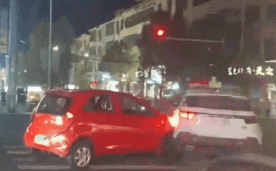 “老头乐”多次撞击警车 警方通报涉事驾驶员已被刑事强制措施
