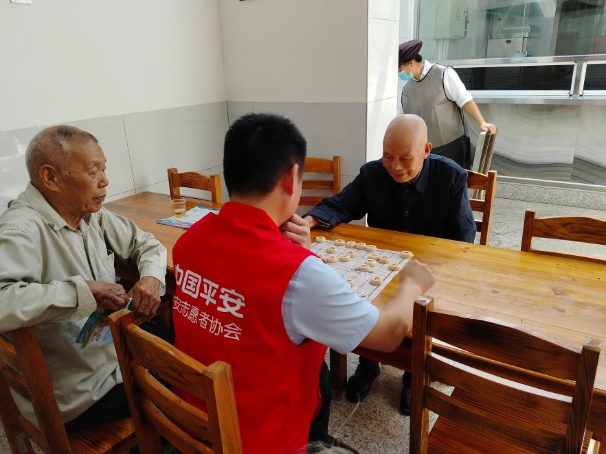平安产险龙岩中心支公司：警保联动护银龄，情满重阳送安康