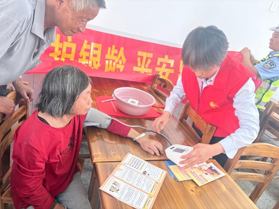 平安产险龙岩中心支公司：警保联动护银龄，情满重阳送安康