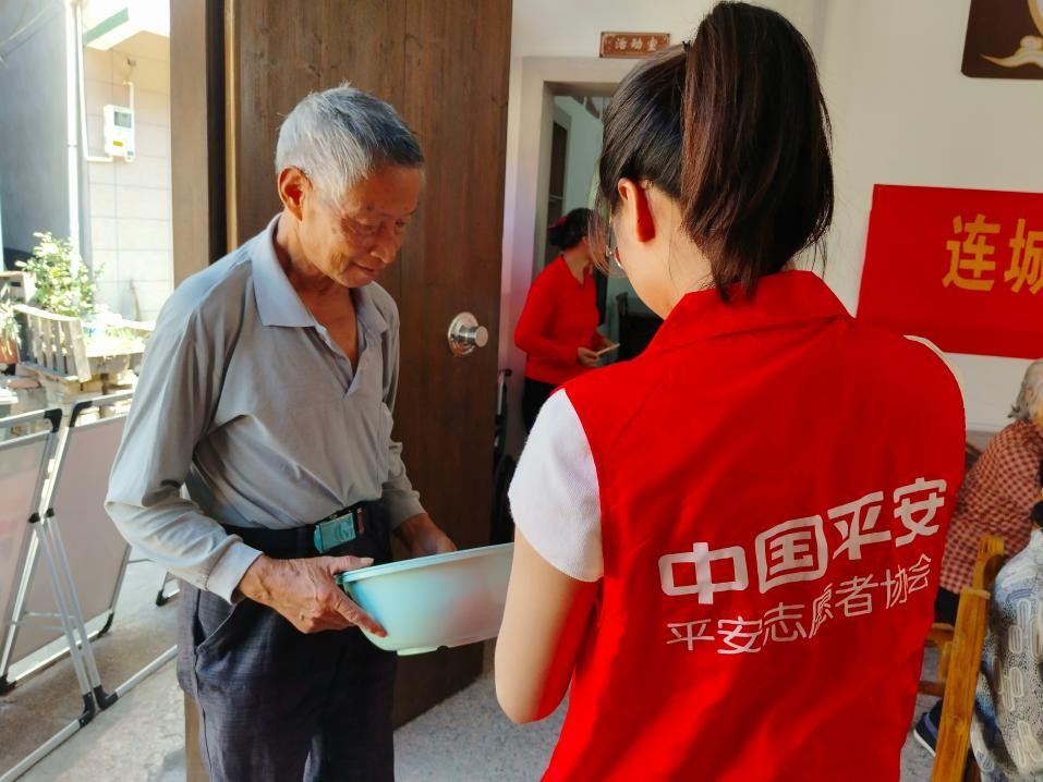 平安产险龙岩中心支公司：警保联动护银龄，情满重阳送安康