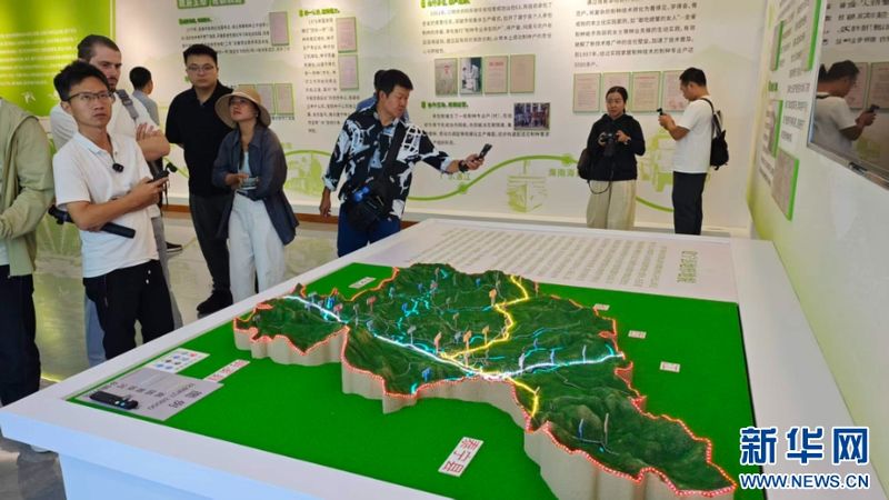 10月13日，媒体采访团与网络达人参观“建宁稻种·种满天下”种业科技馆，了解建宁产业发展与地理概况。新华网 刘默涵 摄