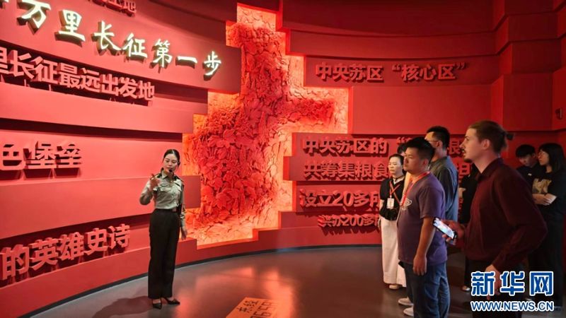 10月12日，媒体采访团与网络达人参观宁化县革命纪念馆，了解革命往事。新华网 刘默涵 摄