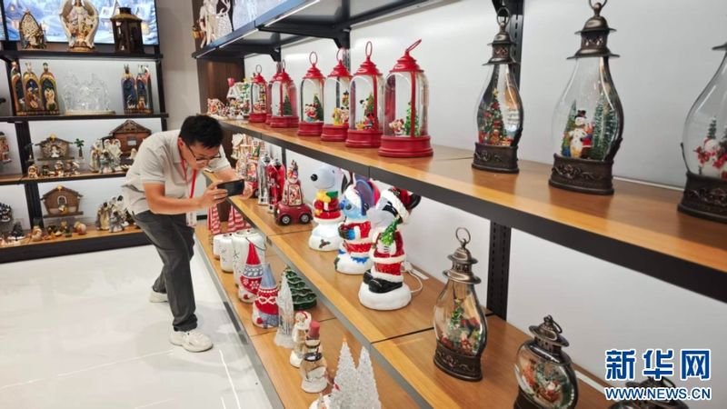 10月11日，一名媒体记者在宁化县凯尔迈文化创意产业园展区拍摄展品。新华网 刘默涵 摄