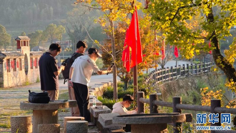 10月12日，媒体采访团与网络达人在宁化县曹坊镇下曹村采风。新华网 刘默涵 摄