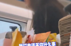 女子高铁上和男友开免提打1小时电话 前排乘客提醒反被怼