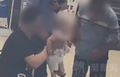 男子私奔10年为给娃落户与父亲重逢 警局里抱起孙女冰释前嫌