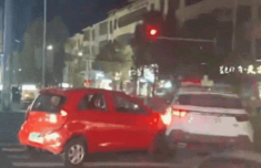 “老头乐”多次撞击警车 警方通报涉事驾驶员已被刑事强制措施