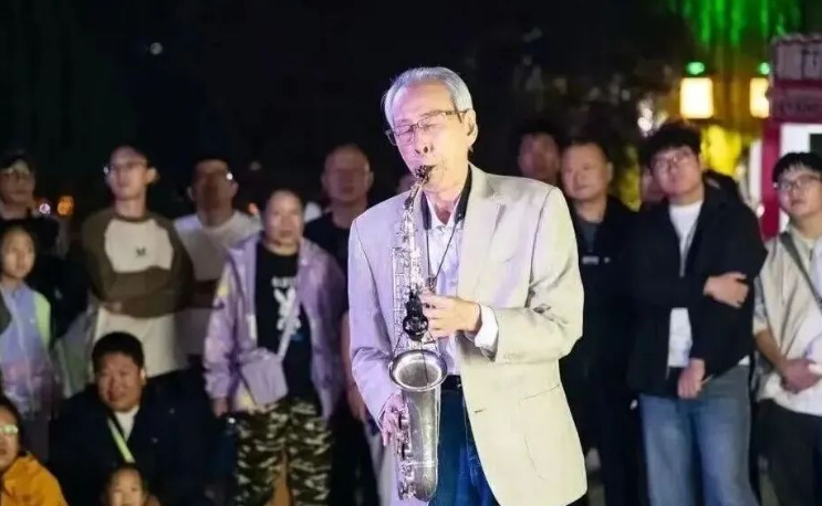 今年最有腔调的老人都在山东：两位大爷凭 “腔调” 征服网友