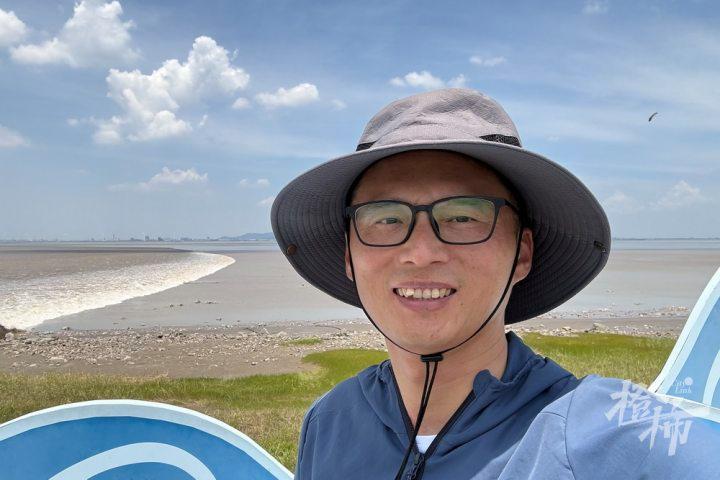 钱塘江大潮现罕见蓝色“弯月”！它是怎么形成的？
