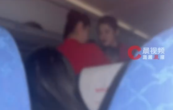 婴儿飞机上全程哭闹 乘客无一人抱怨 两名空姐轮流将孩子抱在怀里安抚
