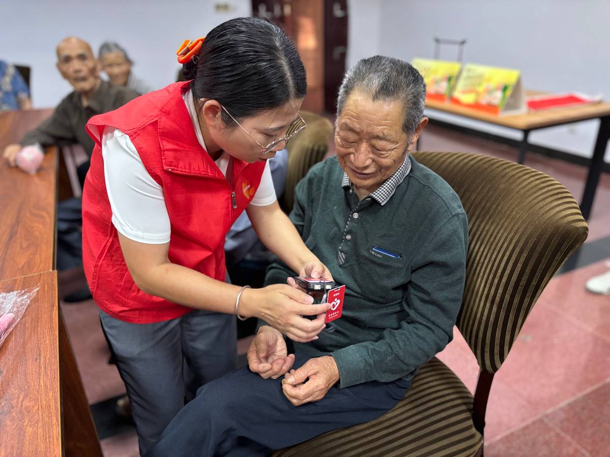 一张拍拍卡、一条反光条:平安产险泉州中心支公司把安全送到城乡老人身边