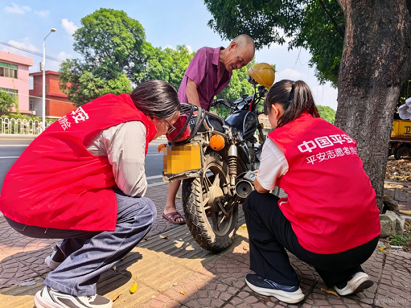 一张拍拍卡、一条反光条:平安产险泉州中心支公司把安全送到城乡老人身边