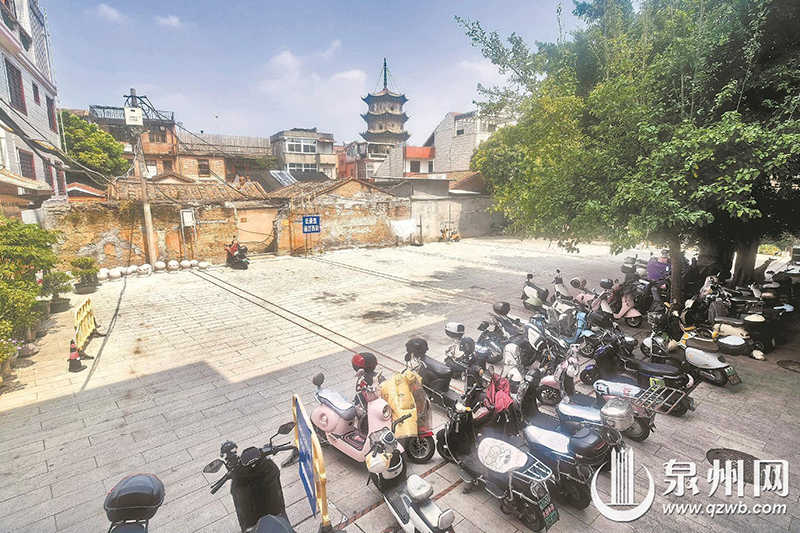 新峰社区在古榕巷56号老小区内的一块空地上规划非机动车停车场。