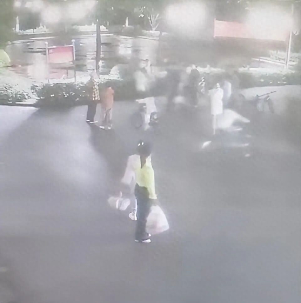 四川一家长称10岁儿子踢球踢到3岁男童身上，被对方爷爷殴打；打人者：只拍打了小孩臀部，非常后悔；警方：双方已签字调解，不予行政处罚